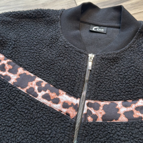 Zyia Flying V leopard jacket - Picture 3 of 6